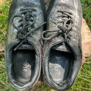 Asgi sneaker in size 7.5M